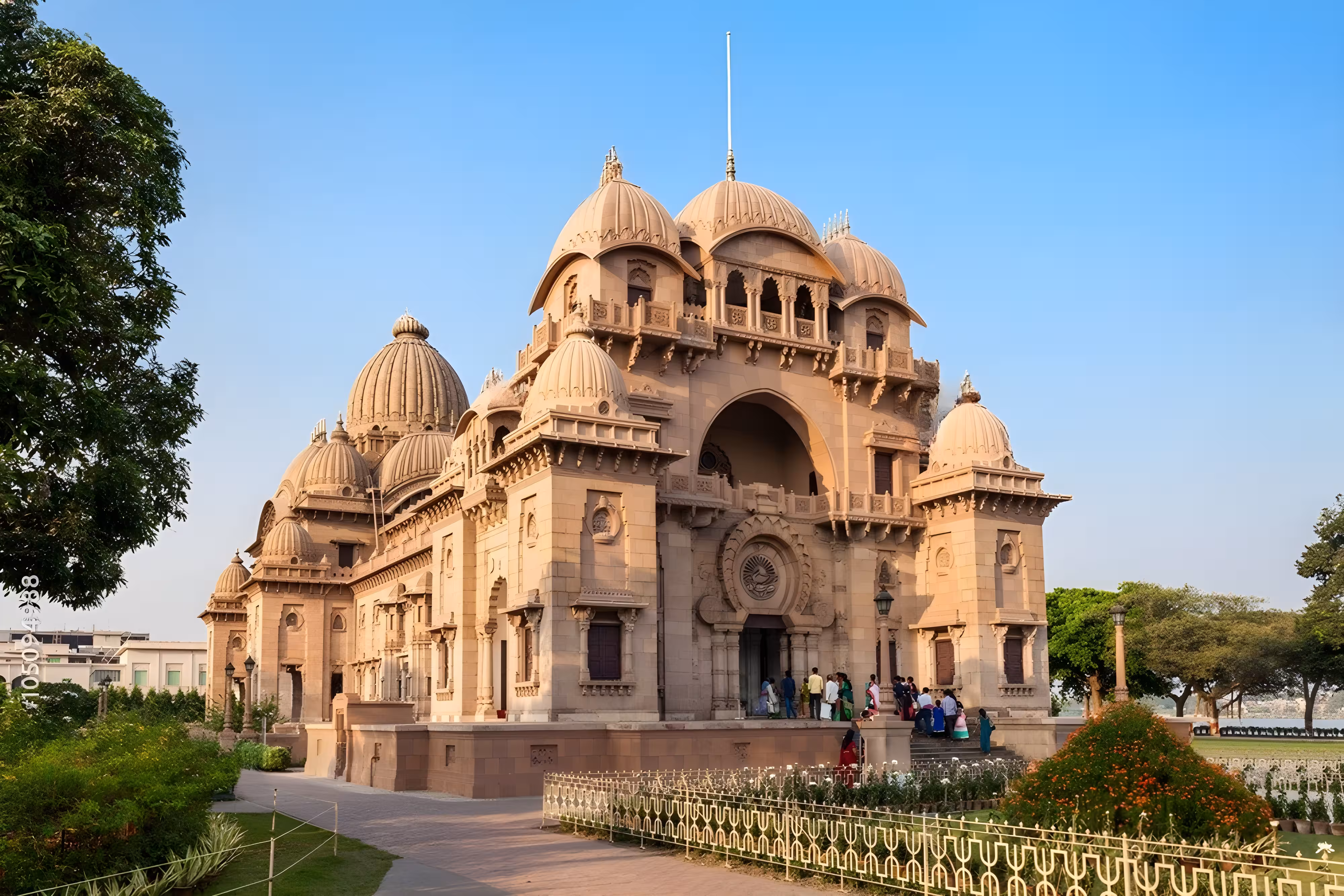Templo Belur Math en Kolkata a orillas del río Hooghly durante un viaje de lujo al norte de la India con Nepal