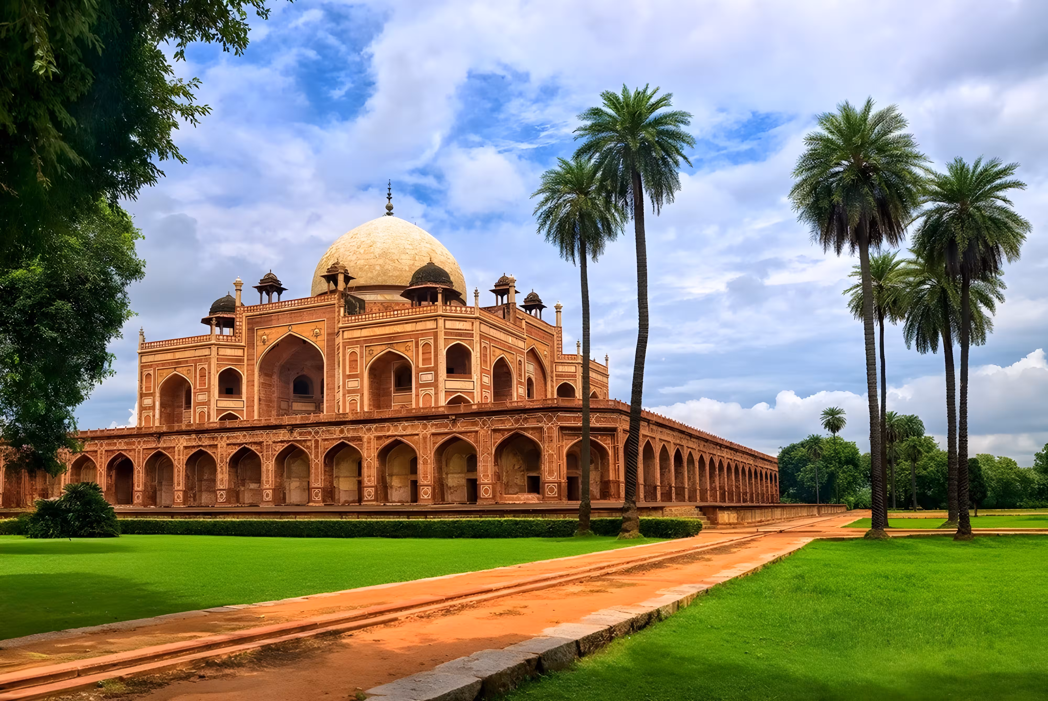 Tumba de Humayun en Nueva Delhi, monumento histórico de la arquitectura mogol incluido en un tour de lujo por el norte de la India