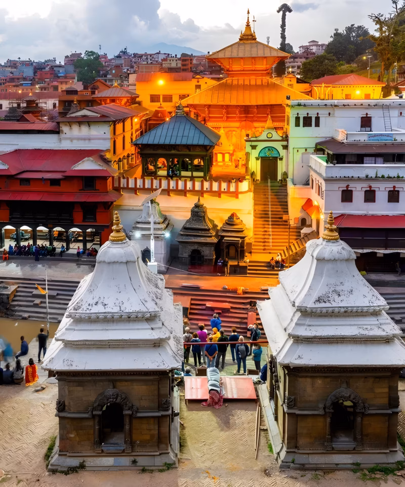 Templo Pashupatinath en Katmandú a orillas del río Bagmati durante un viaje de lujo al norte de la India con Nepal