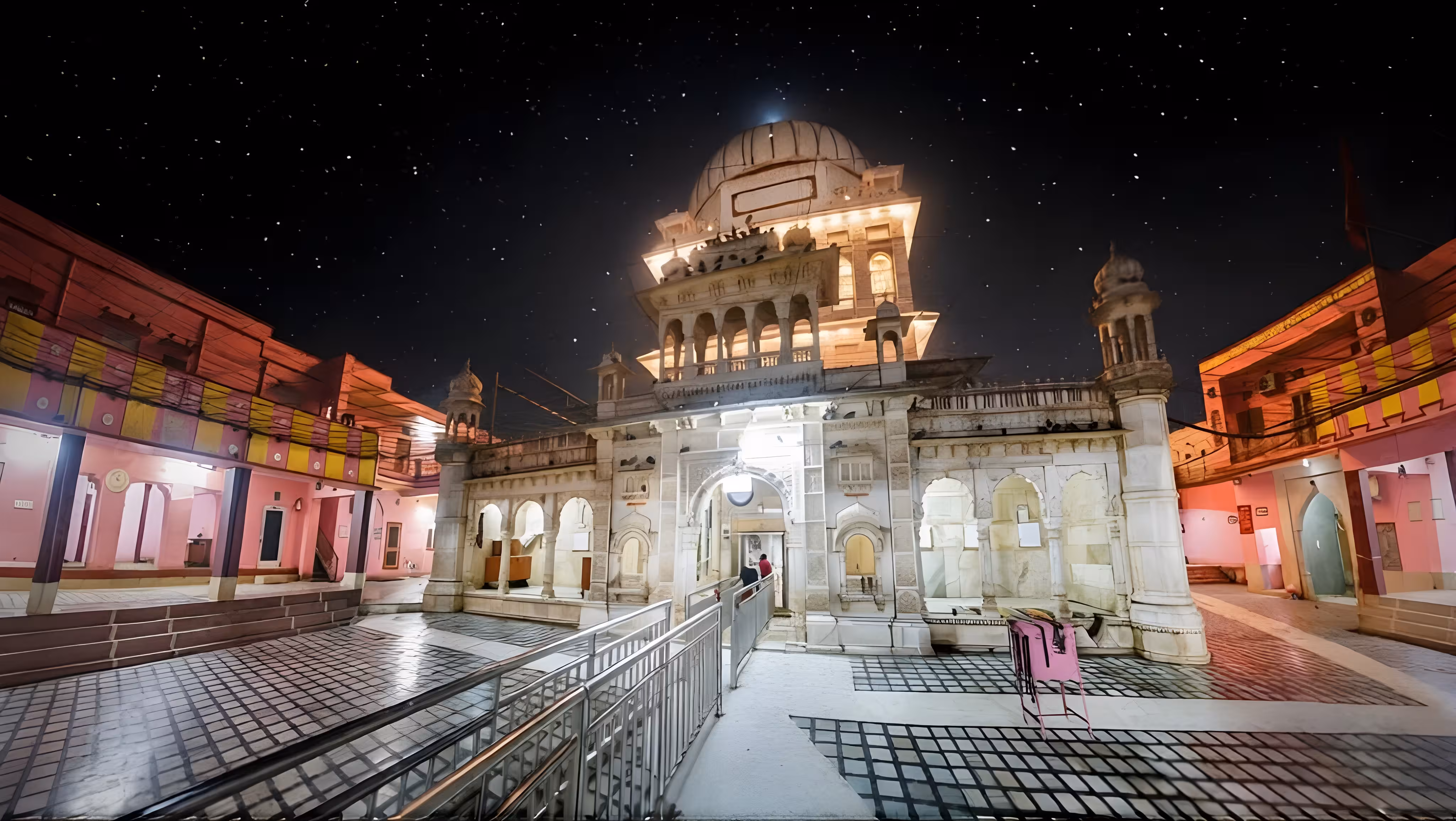 Templo de Karni Mata en Deshnok Rajasthan durante un viaje de lujo al norte de India con Nepal, famoso templo de las ratas y experiencia cultural única