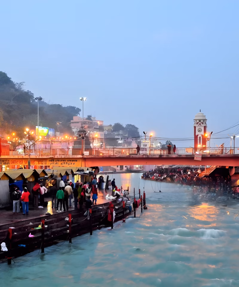 Ceremonia espiritual en Haridwar junto al río Ganges durante un viaje a India de lujo