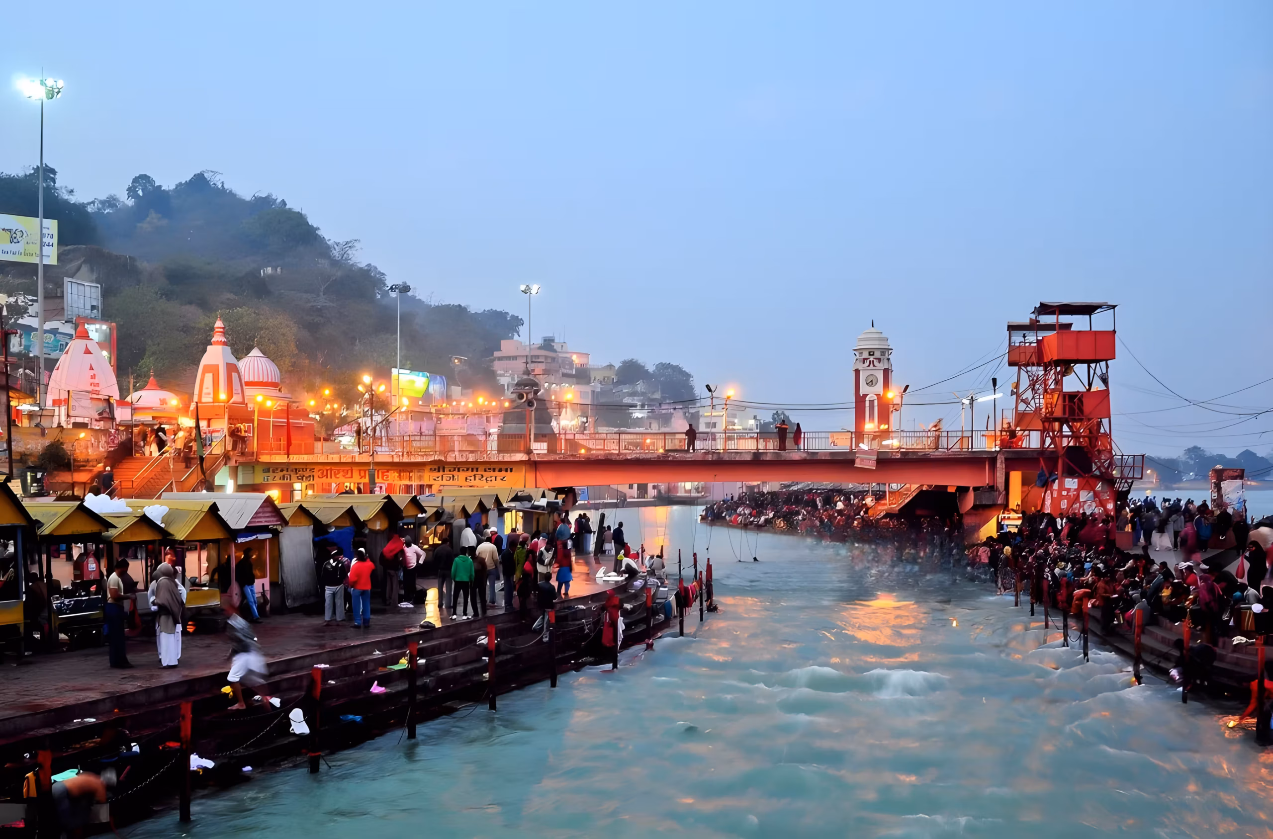 Ceremonia espiritual en Haridwar junto al río Ganges durante un viaje a India de lujo