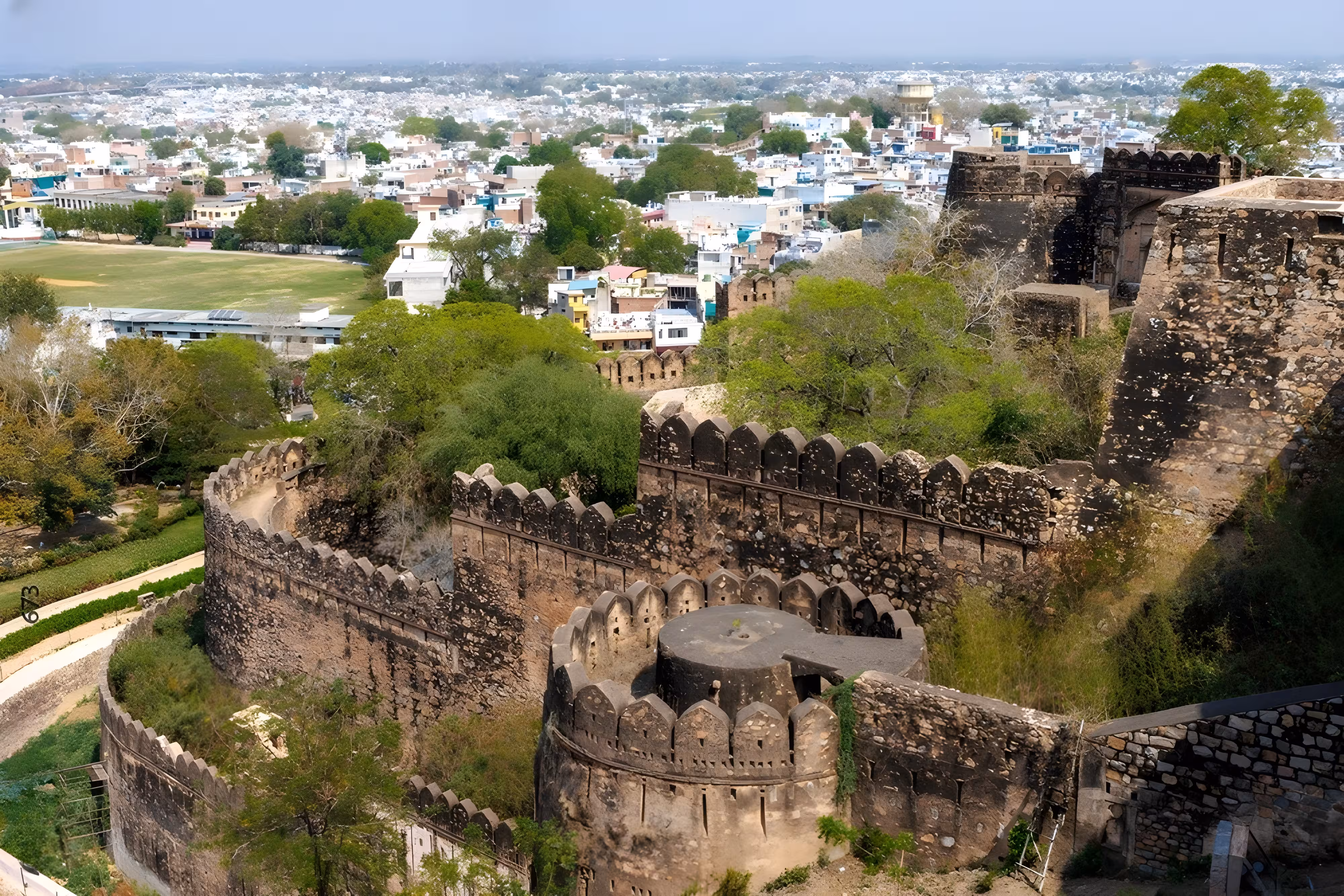 fortaleza de Jhansi con arquitectura histórica en viaje premium por el norte de India