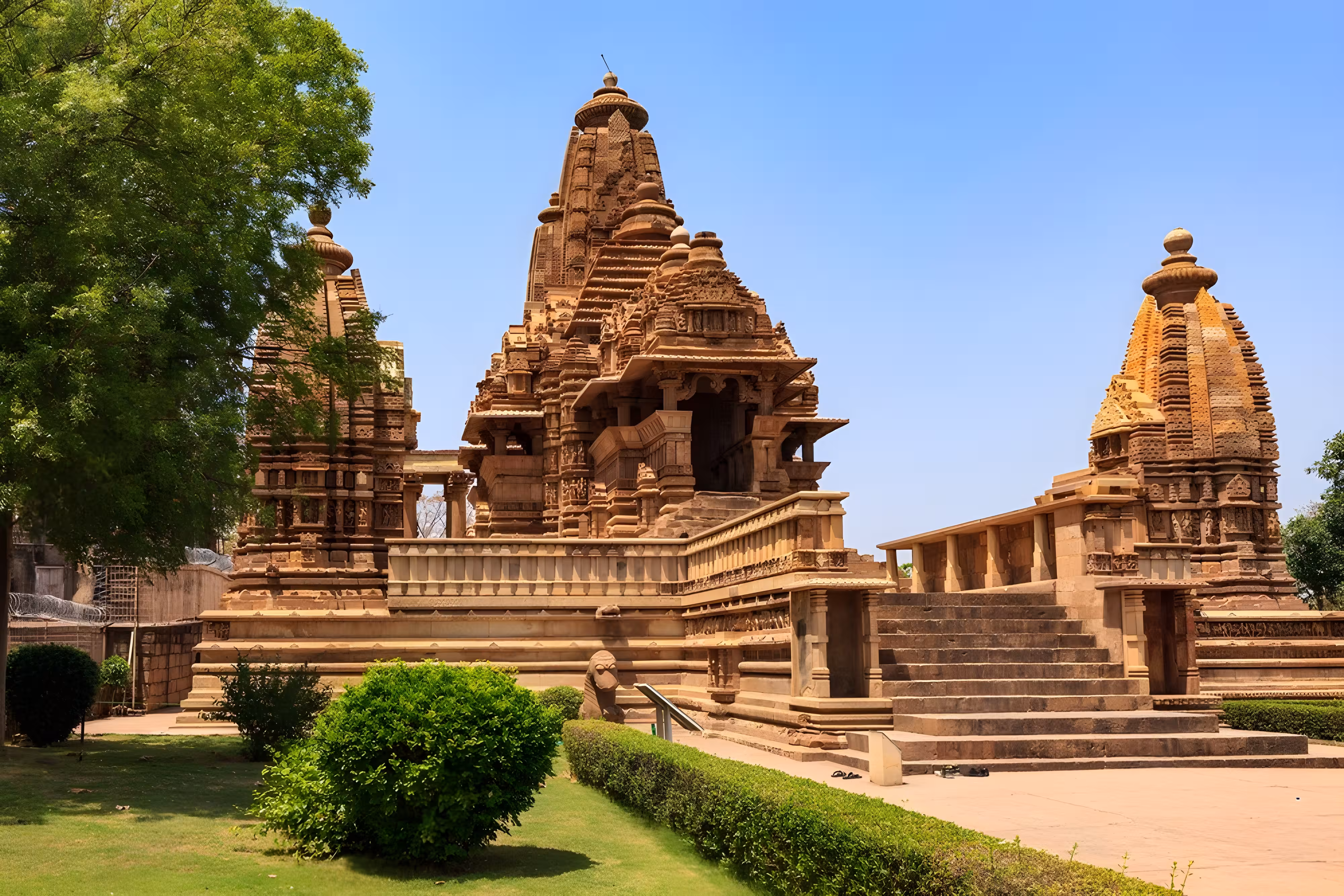 Templos de Khajuraho en India durante el viaje triángulo dorado con Khajuraho y Varanasi, famoso por su arquitectura y esculturas históricas