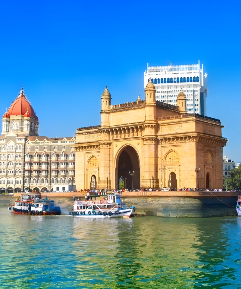 Gateway of India en Mumbai al atardecer durante un viaje de lujo por India con tour privado y guía en español