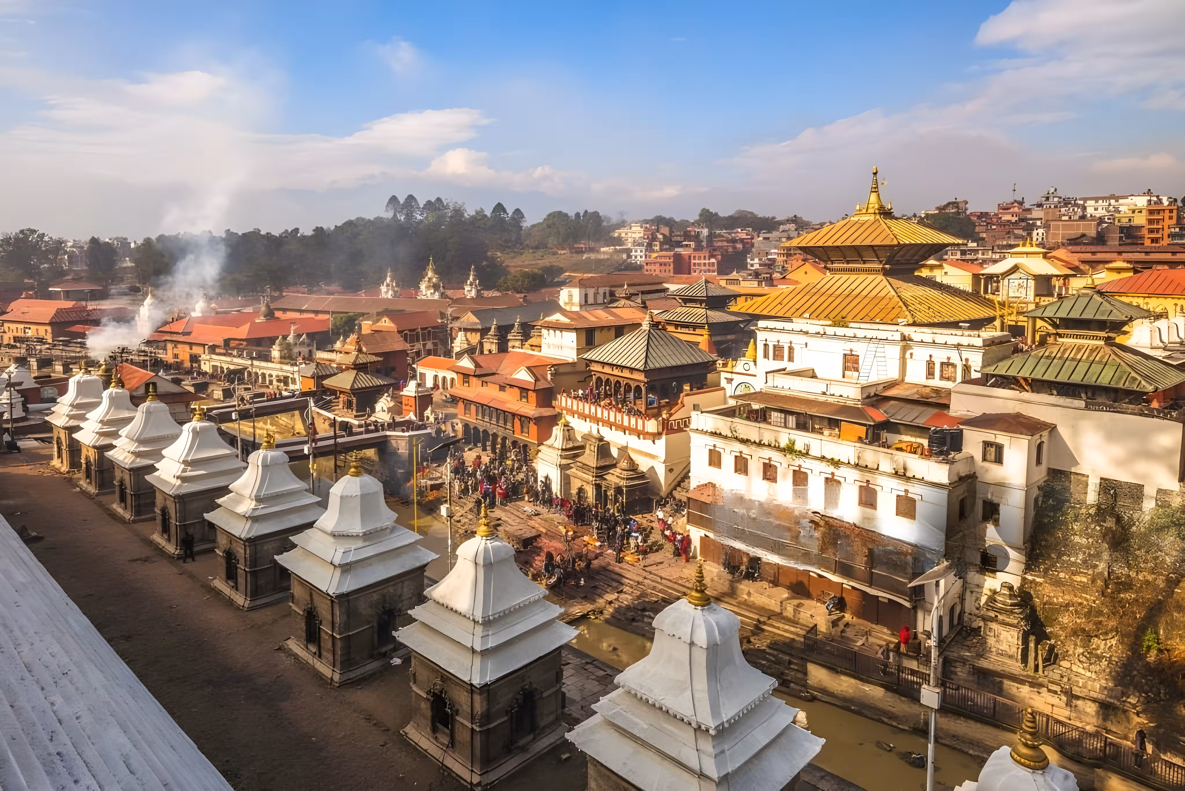 Vista de Nepal con montañas del Himalaya y la ciudad de Kathmandu durante un viaje de lujo India Nepal en 16 días