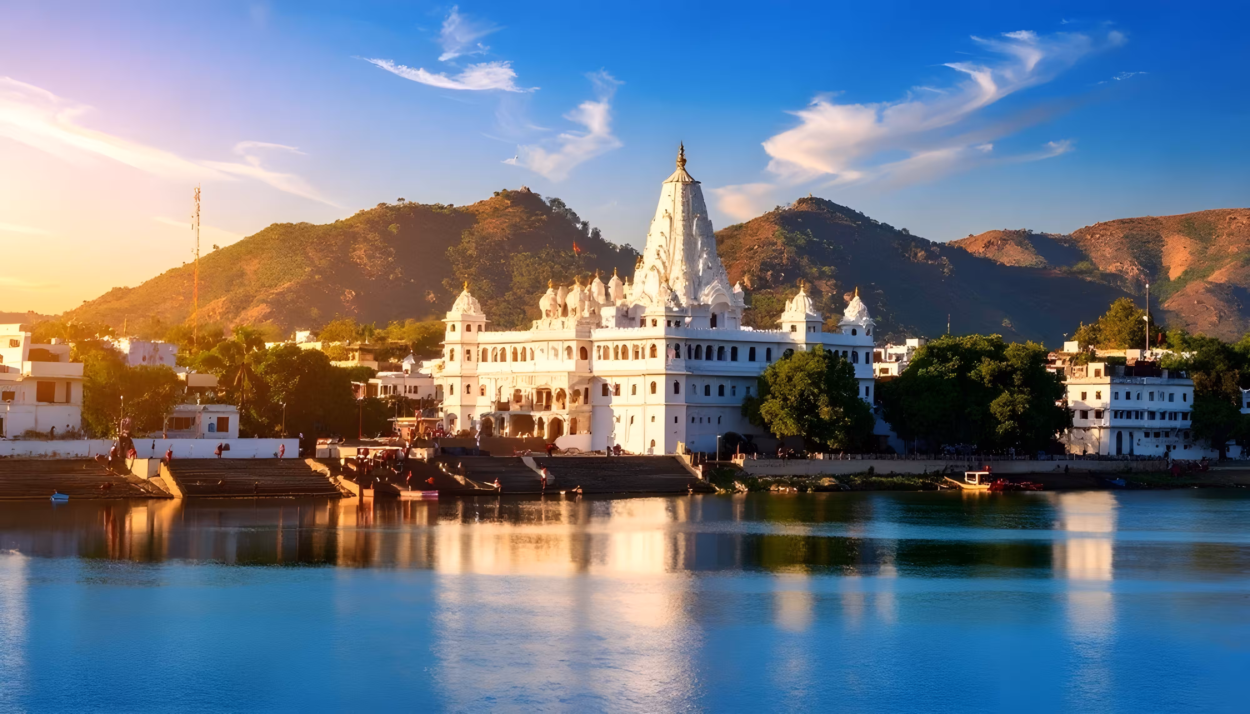 Vista del lago sagrado de Pushkar con ghats y templos durante un viaje de lujo al norte de la India con Nepal