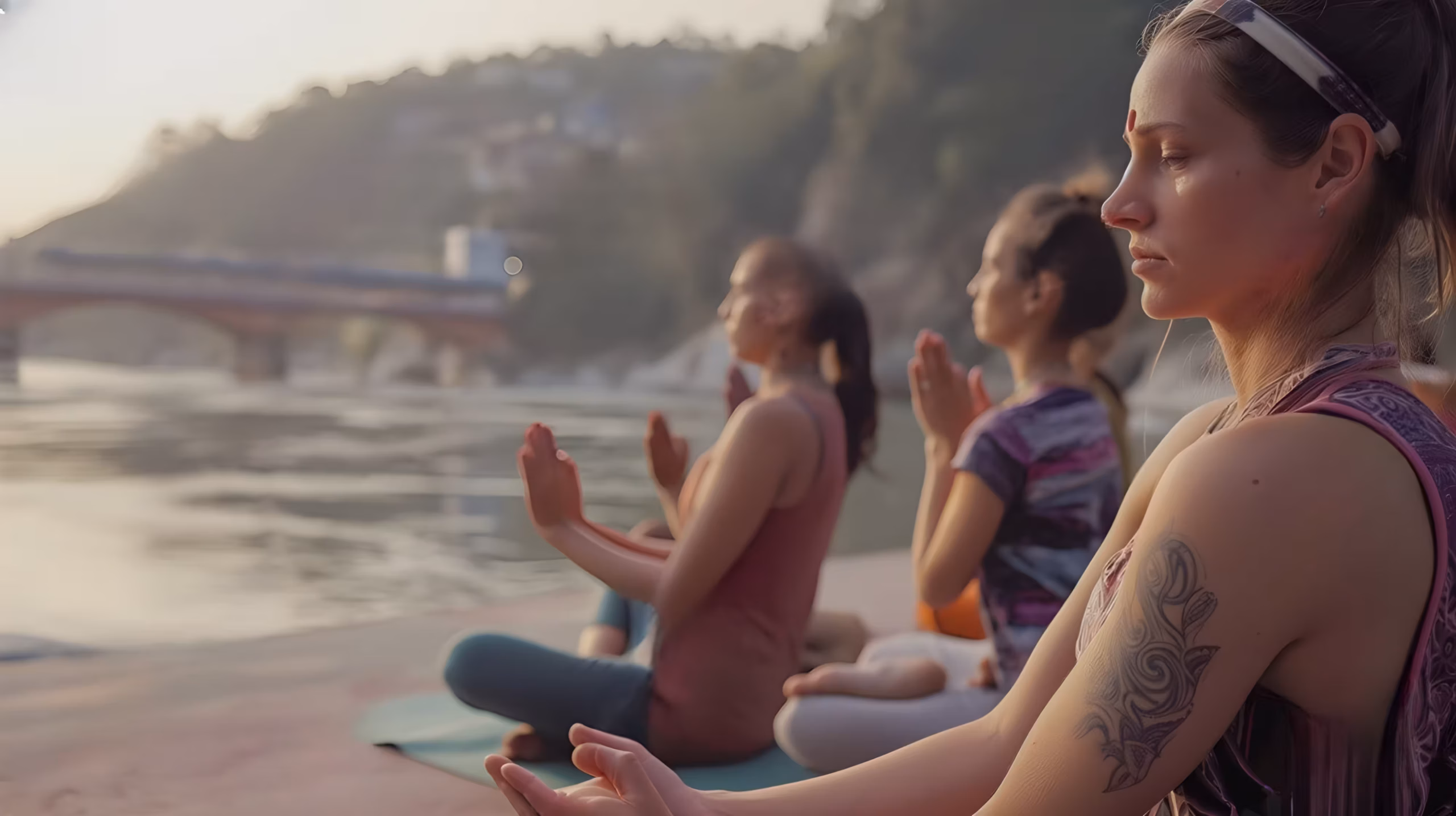 Persona meditando en Rishikesh en un ashram durante un tour de lujo con yoga en India