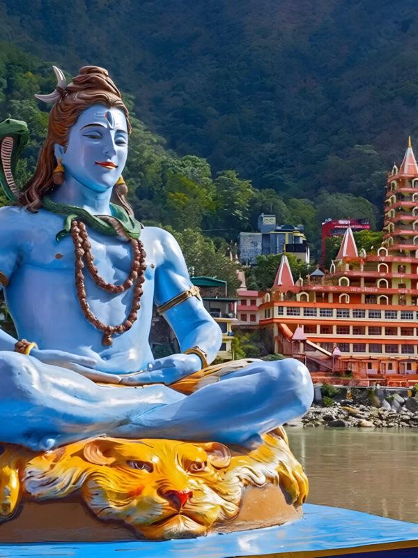 Paisaje de Rishikesh con el río Ganges y montañas durante un tour de lujo en India