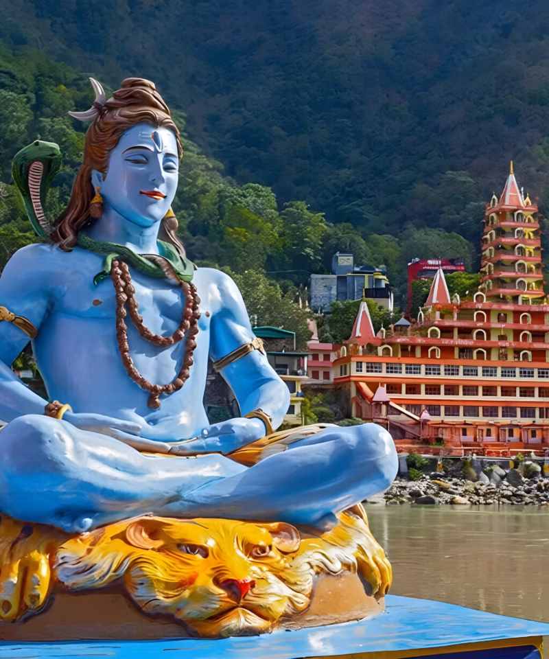 Paisaje de Rishikesh con el río Ganges y montañas durante un tour de lujo en India