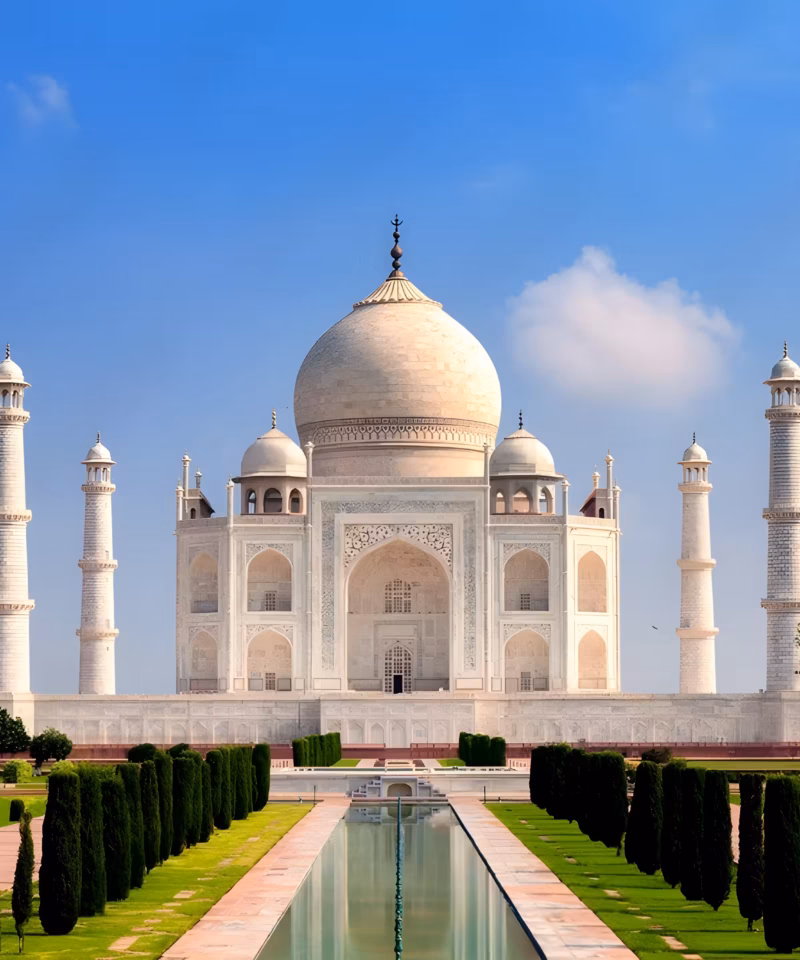 Taj Mahal al amanecer en Agra durante un tour triángulo dorado con Varanasi y Rishikesh de lujo
