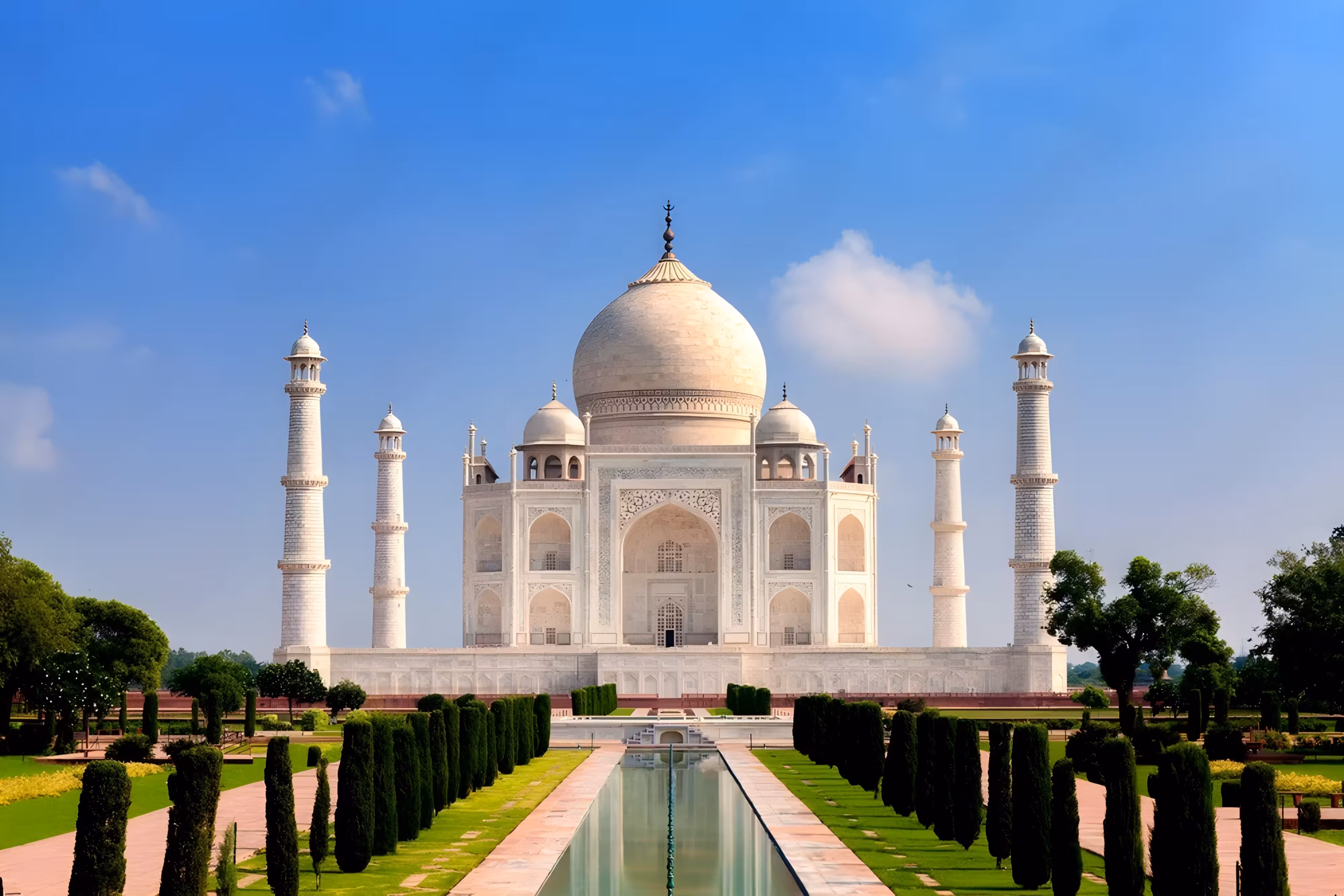 Taj Mahal al amanecer en Agra durante un tour triángulo dorado de lujo en India