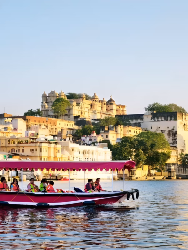 Vista del Lago Pichola y palacios de Udaipur durante un viaje de lujo al norte de la India con Nepal
