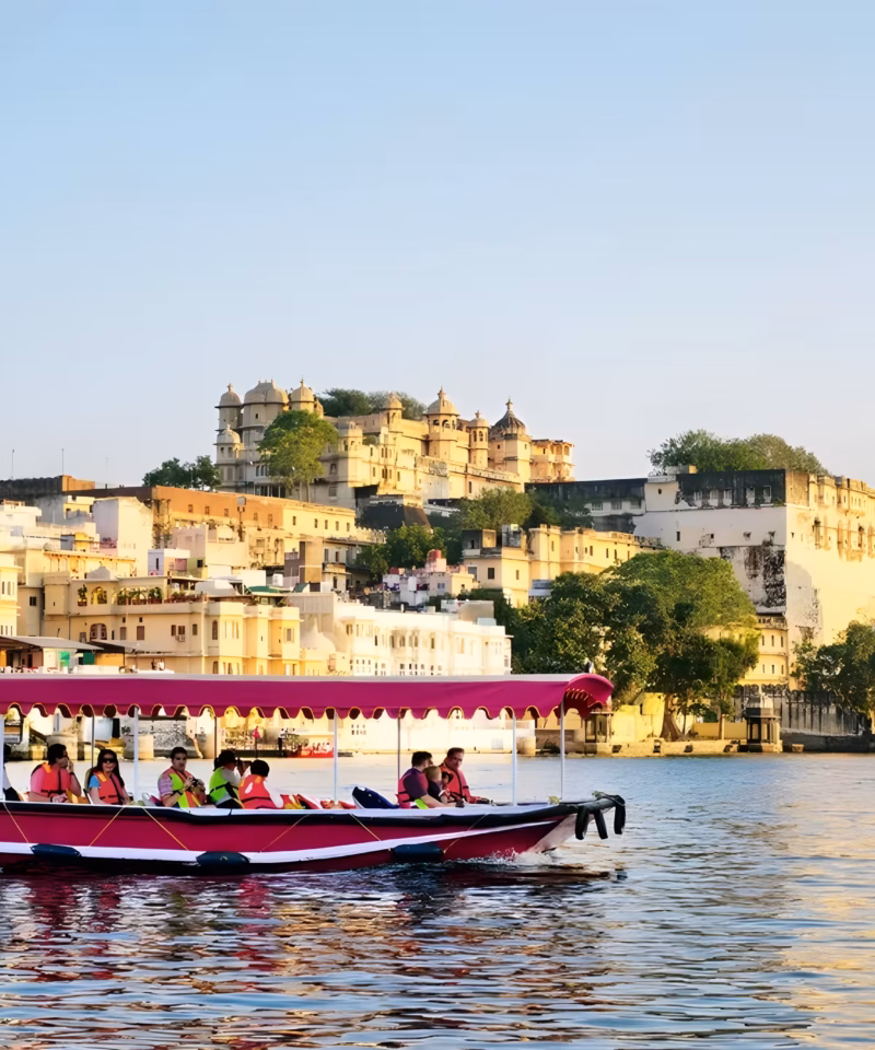 Vista del Lago Pichola y palacios de Udaipur durante un viaje de lujo al norte de la India con Nepal