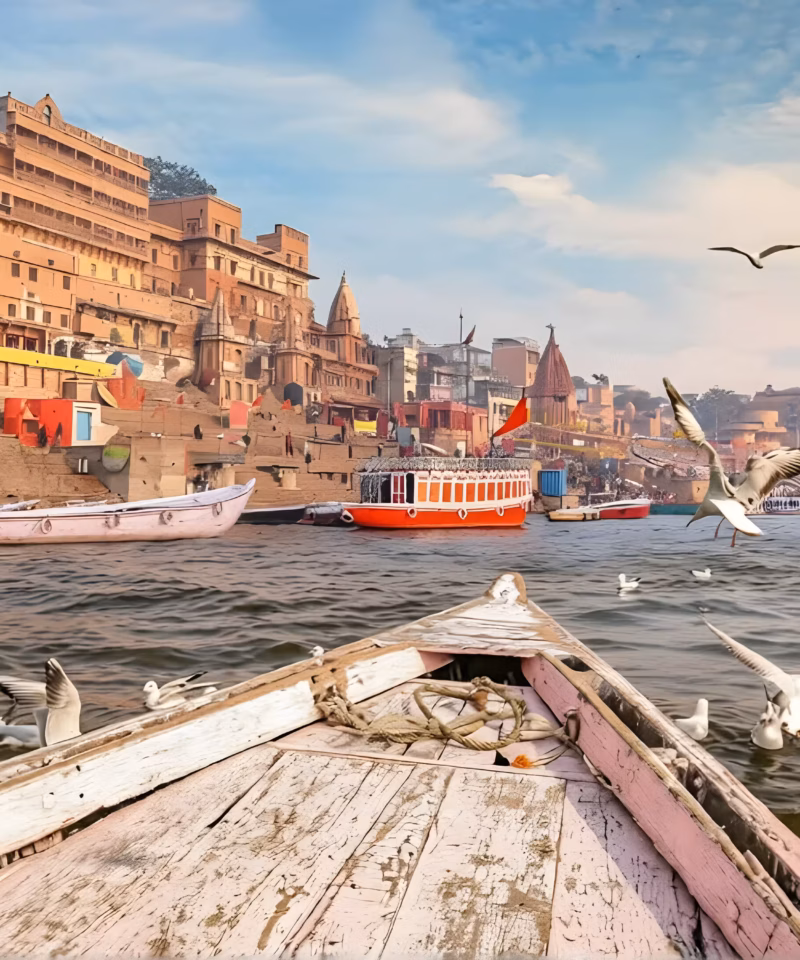 Paseo en barco al amanecer en el río Ganges en Varanasi durante tour de lujo en India