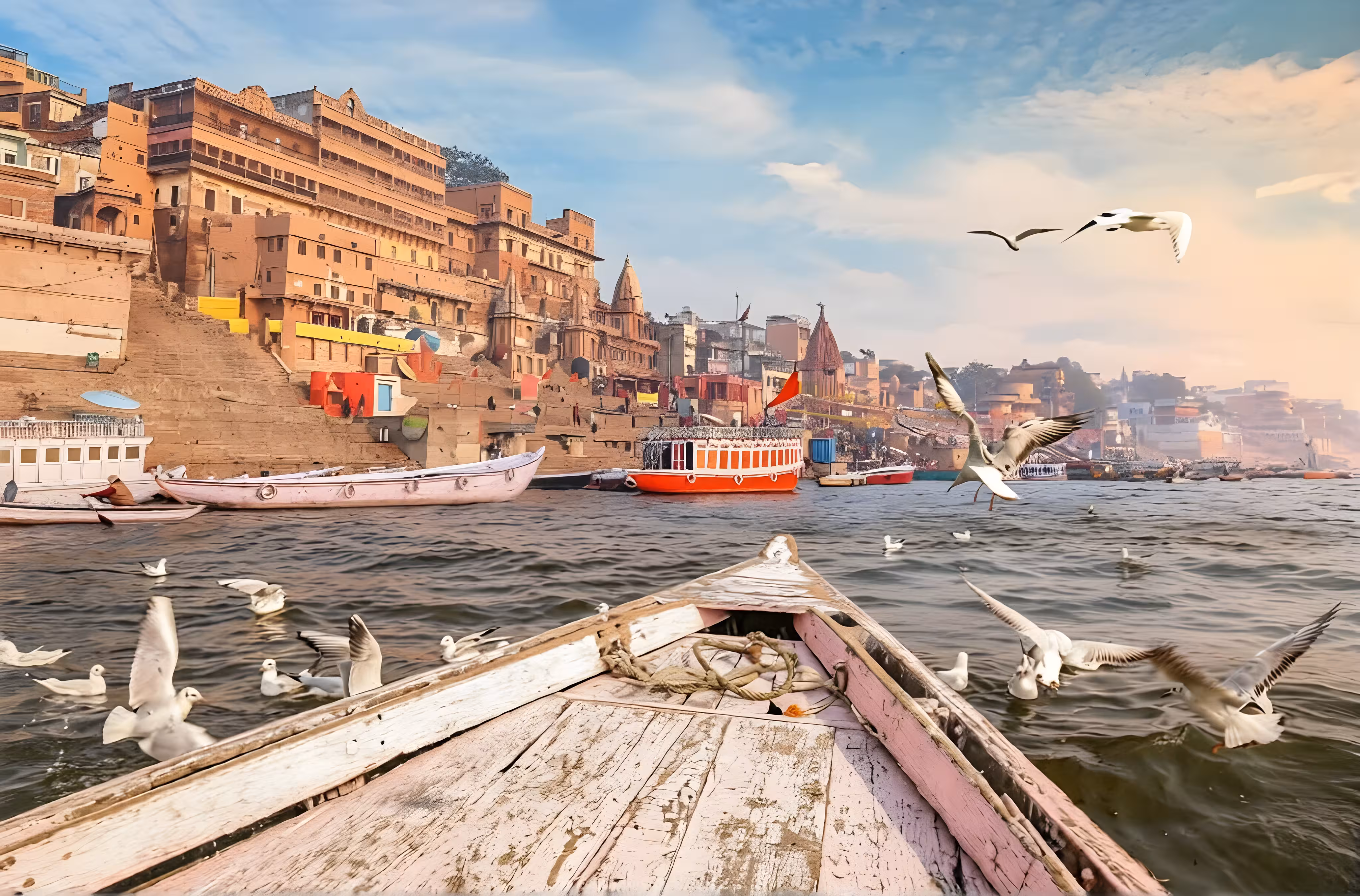 Paseo en barco al amanecer en el río Ganges en Varanasi durante tour de lujo en India