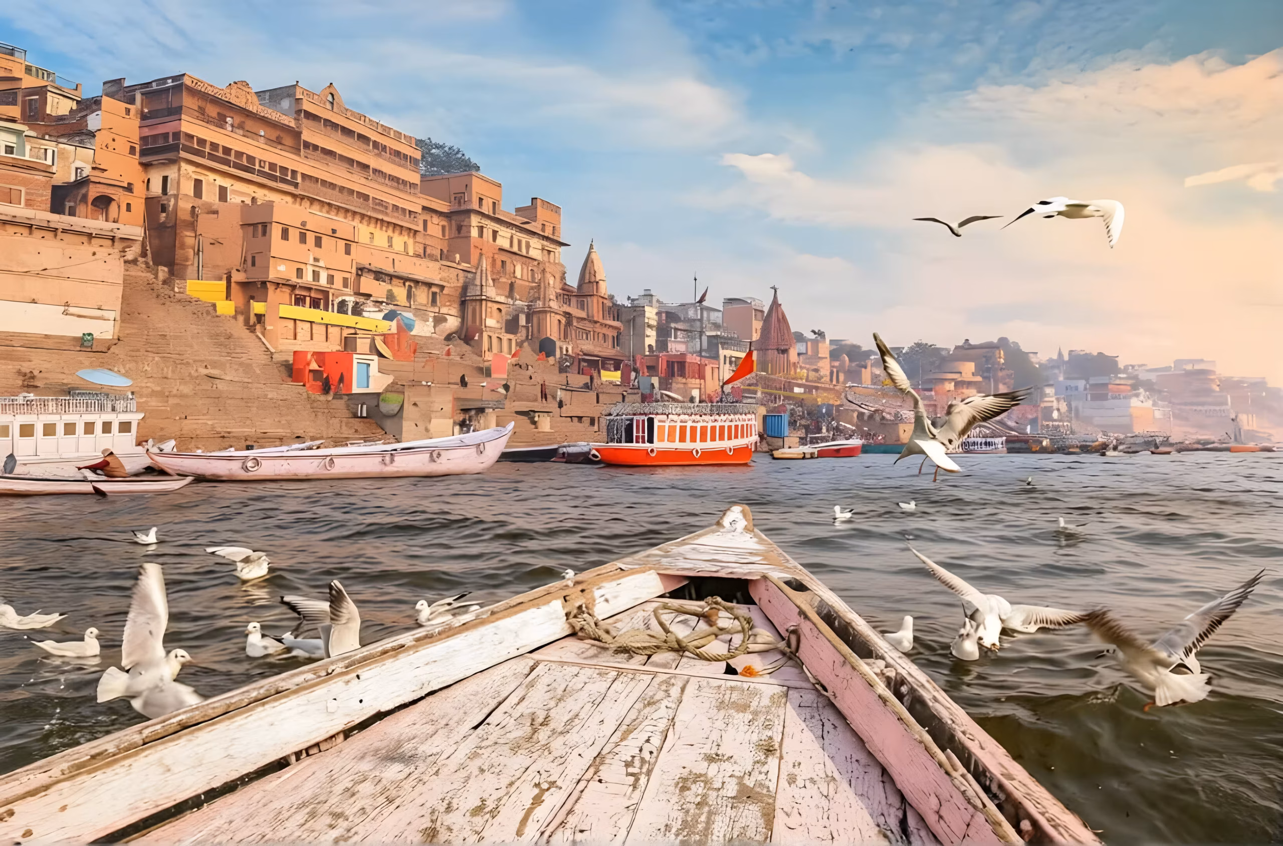 Paseo en barco en el río Ganges observando los ghats de Varanasi en un tour triángulo dorado de lujo