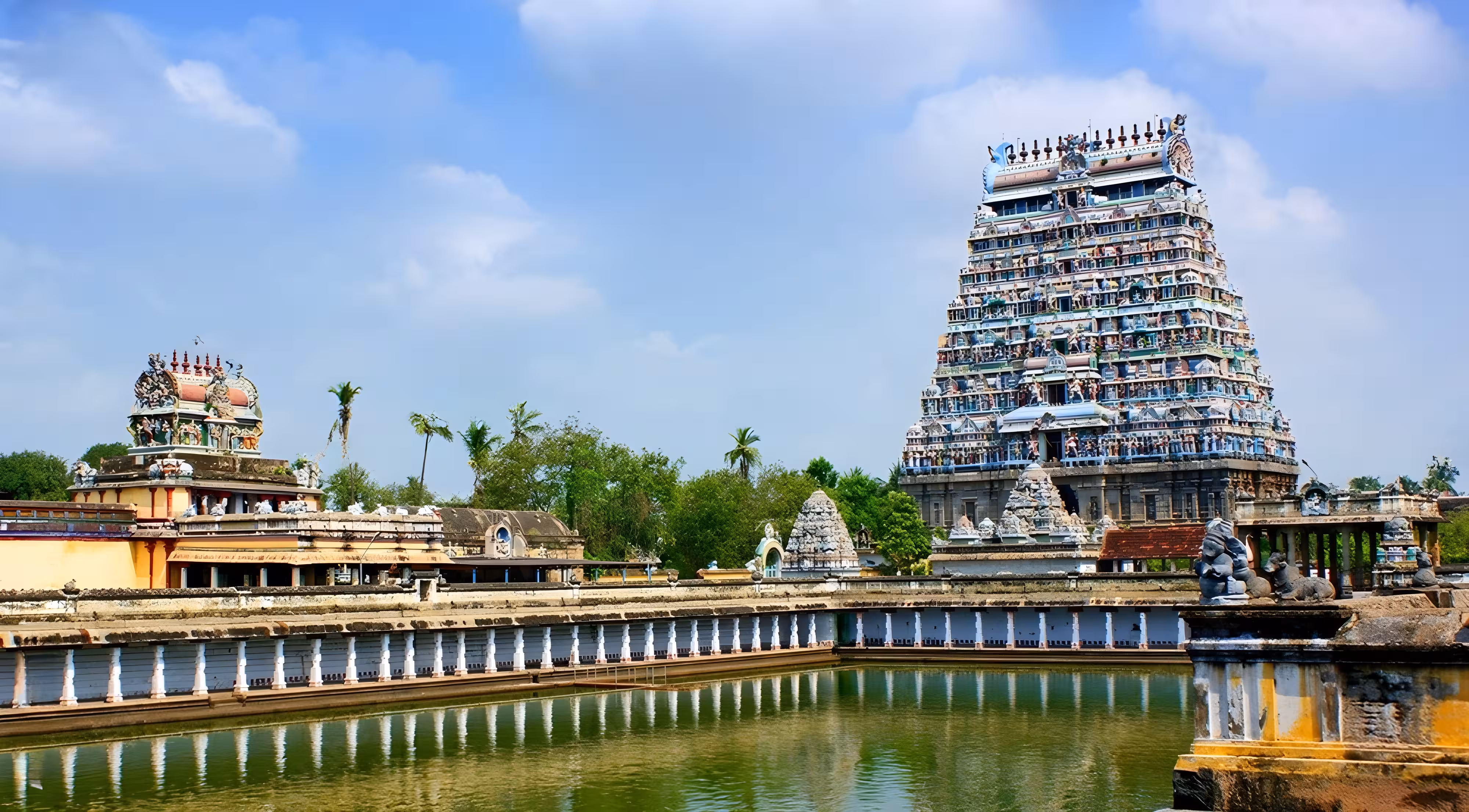 Vista del templo Nataraja de Chidambaram que muestra la arquitectura tradicional dravídica en Tamil Nadu