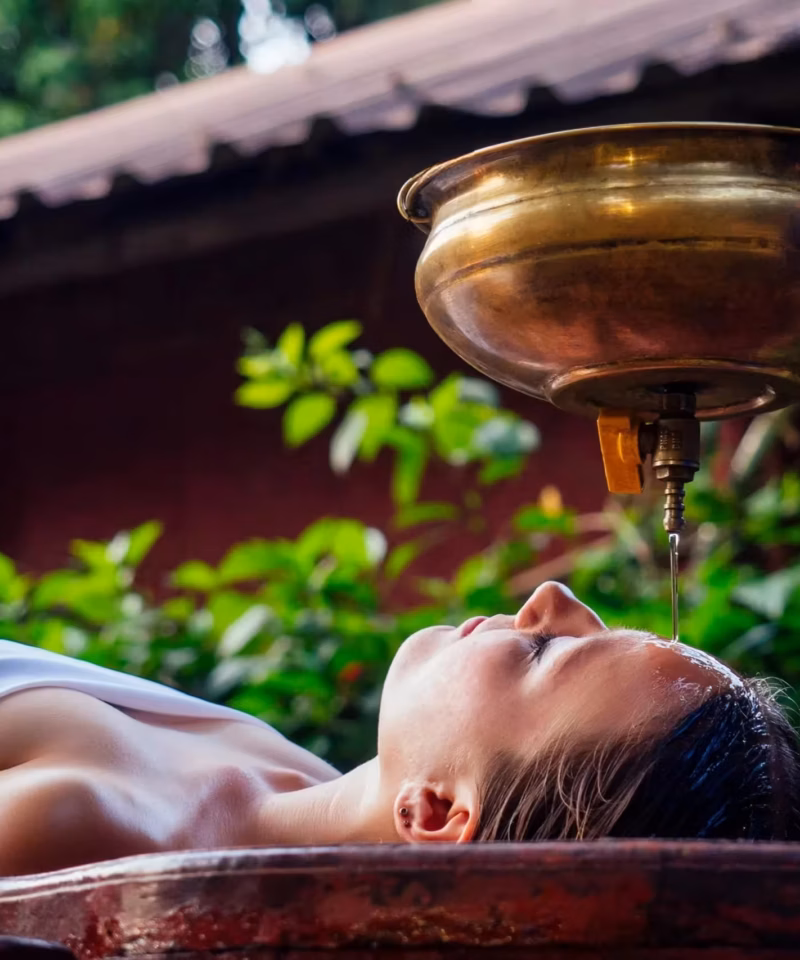 Tratamiento tradicional de Ayurveda en Kerala India con masaje terapéutico en un viaje de lujo a India dentro de un tour premium por India enfocado en bienestar y relajación