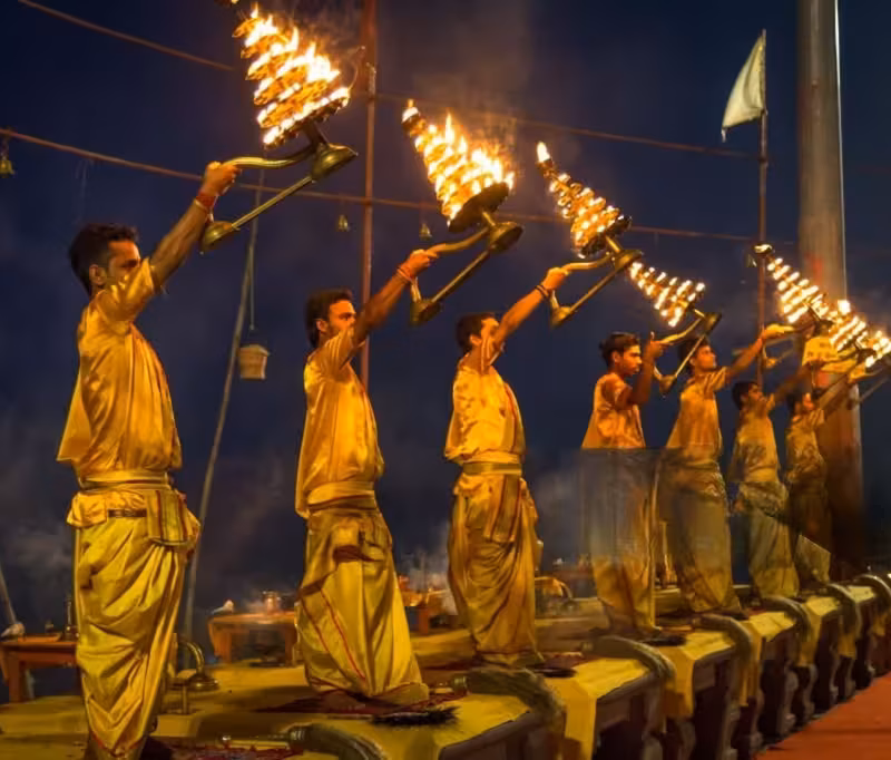 Ceremonia Ganga Aarti en Varanasi a orillas del río Ganges durante un viaje de lujo a la India y Nepal con rituales espirituales nocturnos