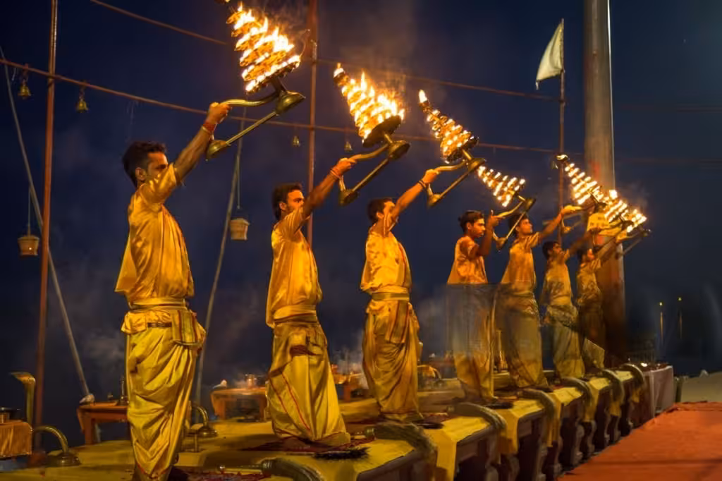 Ceremonia Ganga Aarti en Varanasi a orillas del río Ganges durante un viaje de lujo a la India y Nepal con rituales espirituales nocturnos