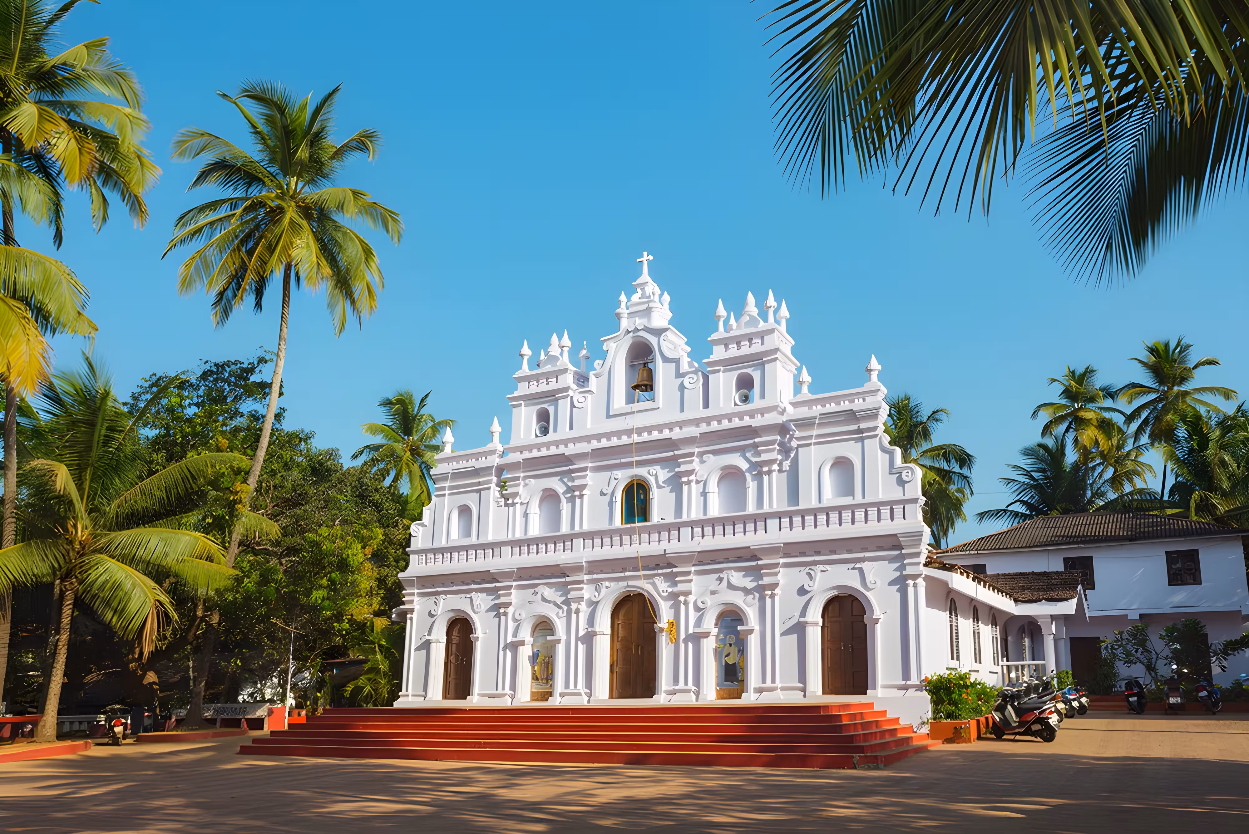 Iglesias coloniales y arquitectura portuguesa en Goa durante un tour privado de India con Goa