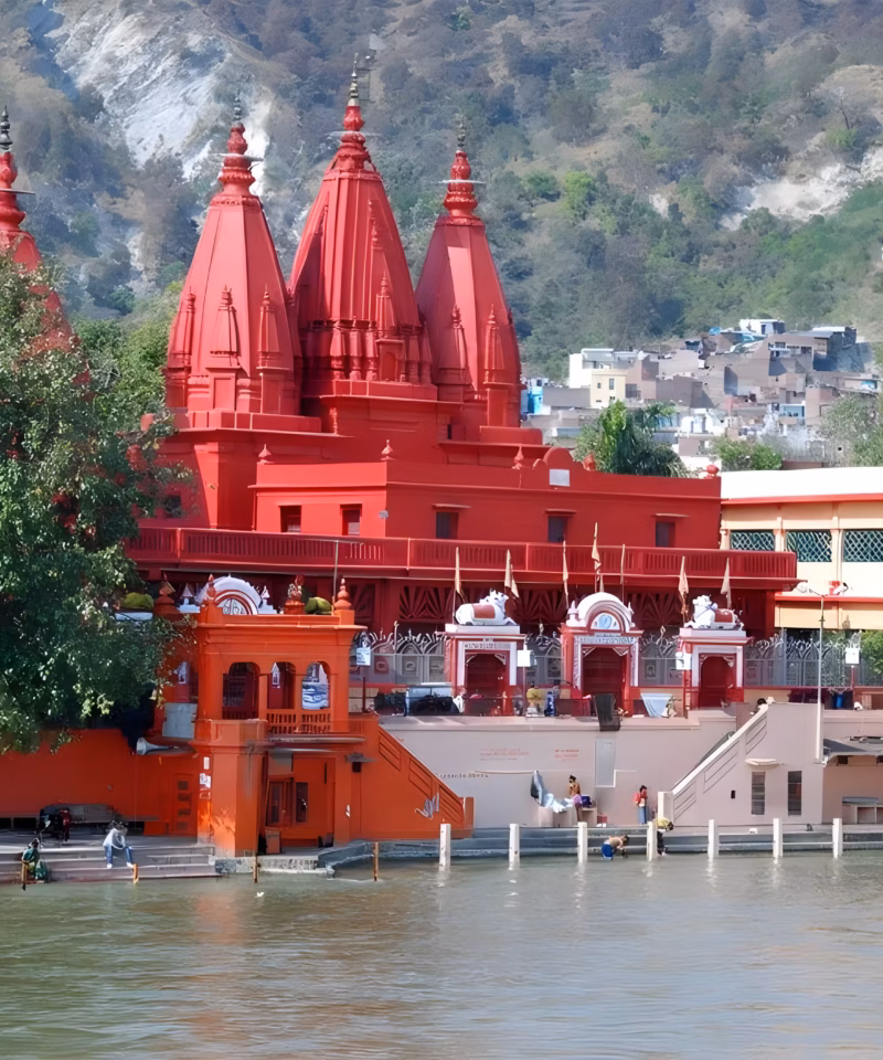 Multitud reunida para el ritual de Ganga Aarti con sacerdotes y lámparas en Haridwar