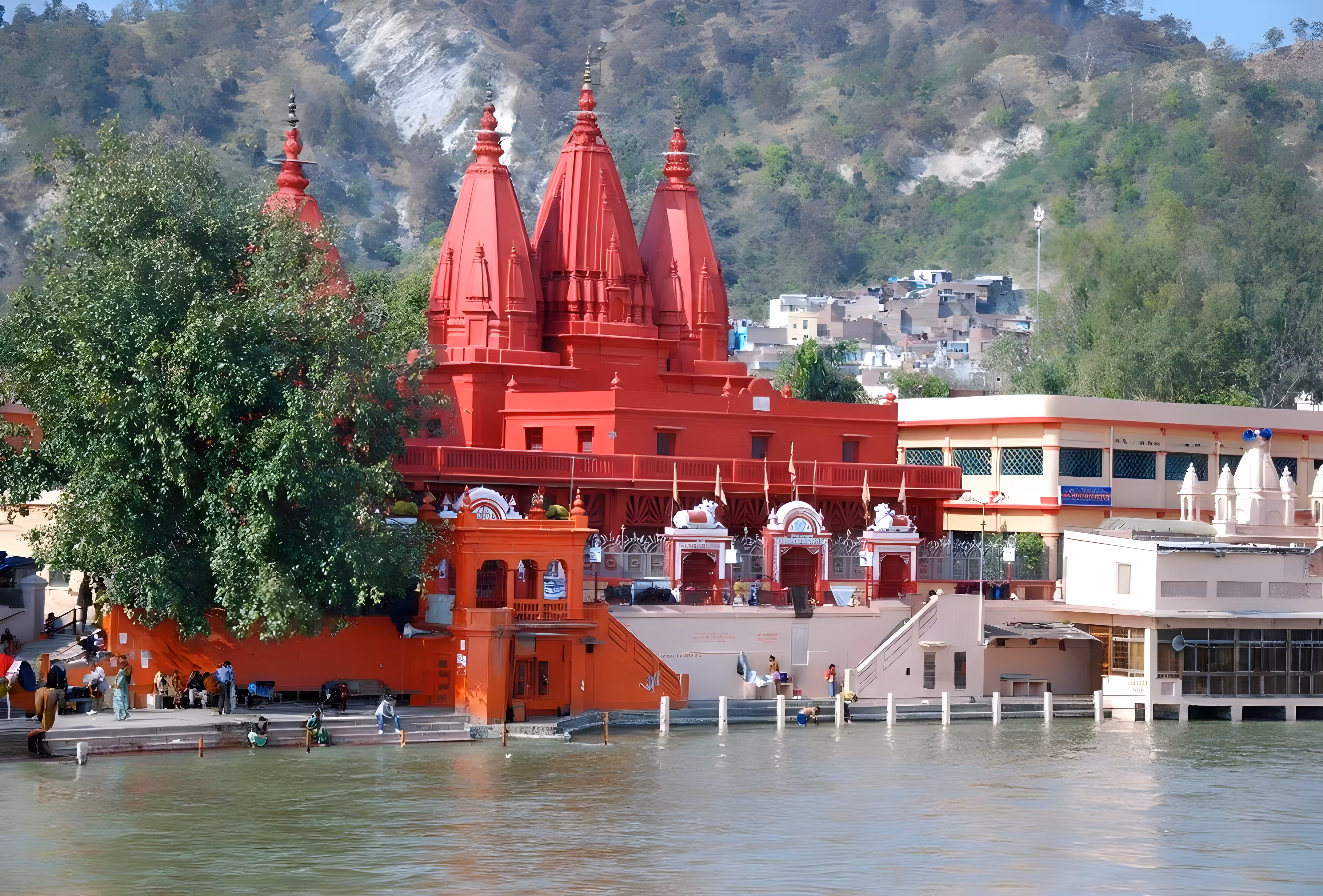 Multitud reunida para el ritual de Ganga Aarti con sacerdotes y lámparas en Haridwar