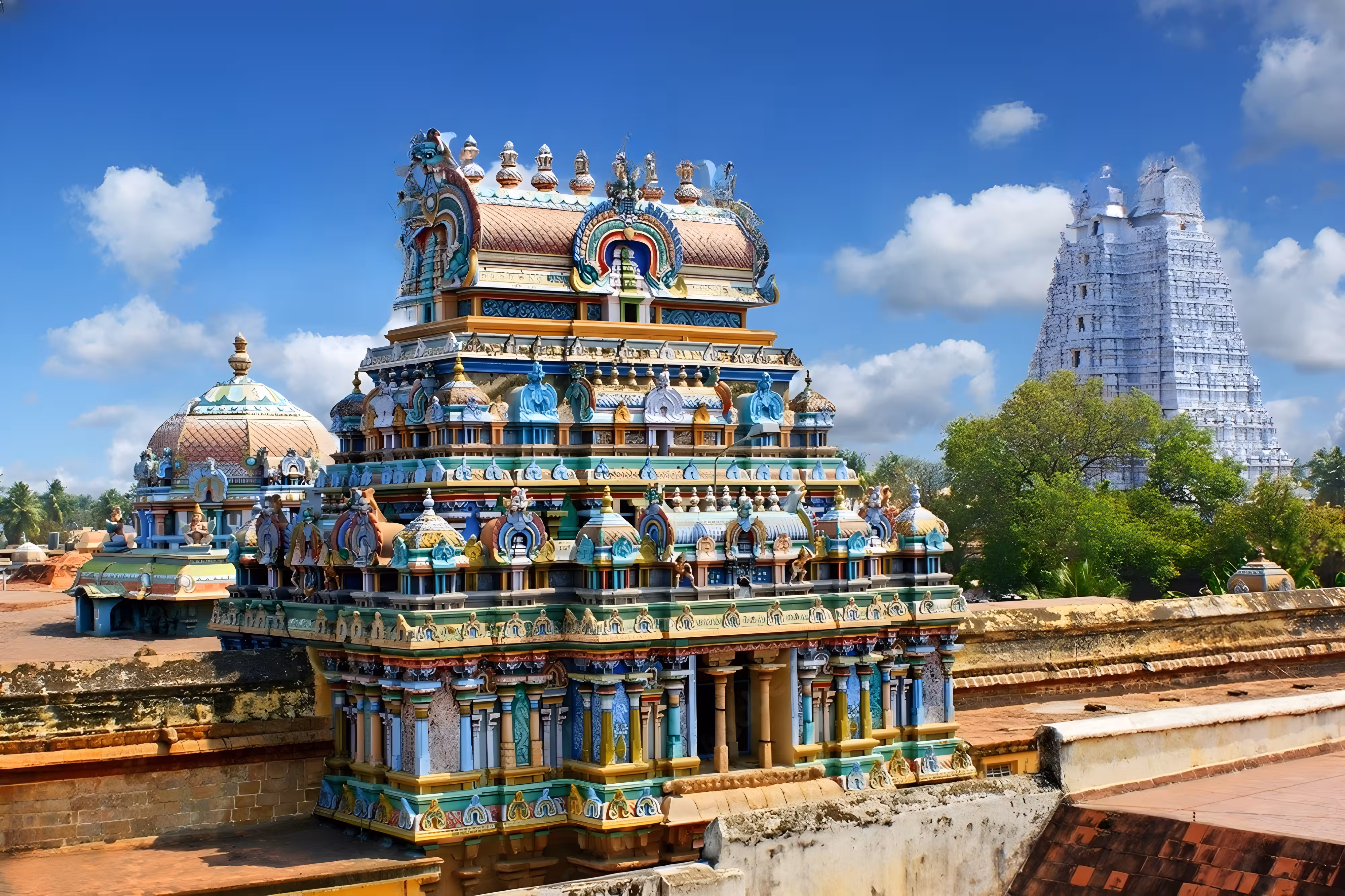 Vista del templo Meenakshi Amman en Madurai con sus coloridas torres gopuram y arquitectura dravídica tradicional