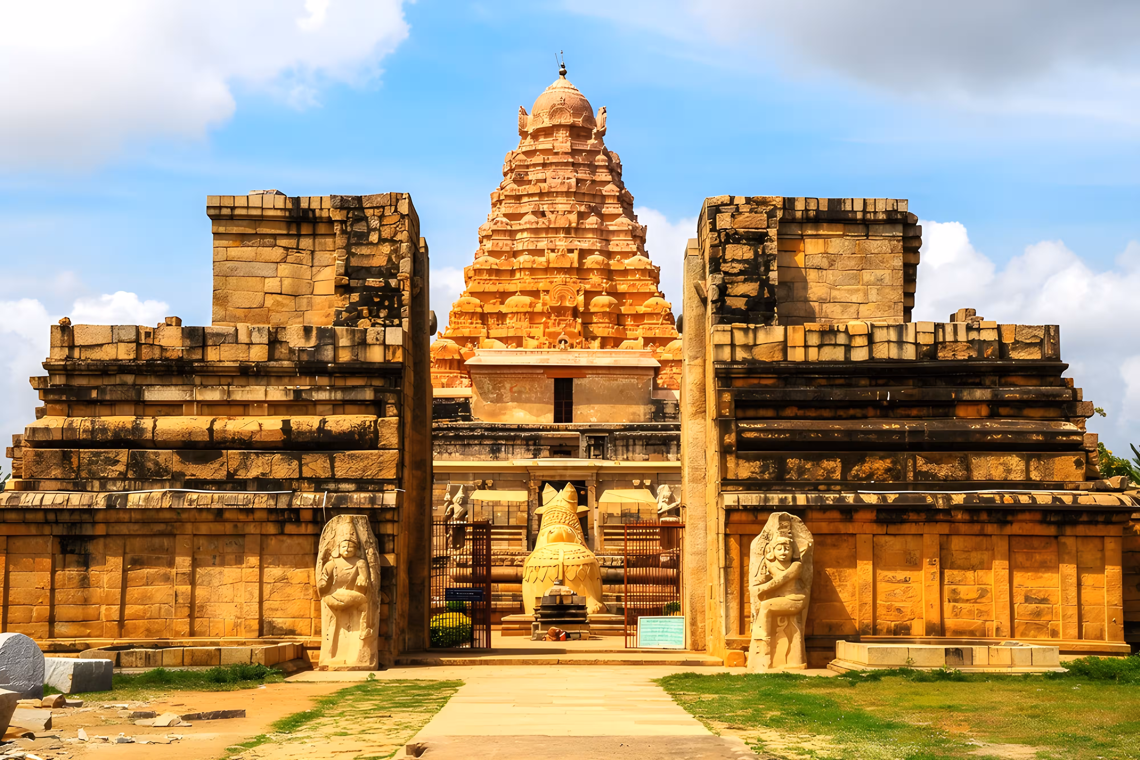 Vista de Mahabalipuram, antiguo complejo de templos y esculturas junto al mar en el sur de la India.