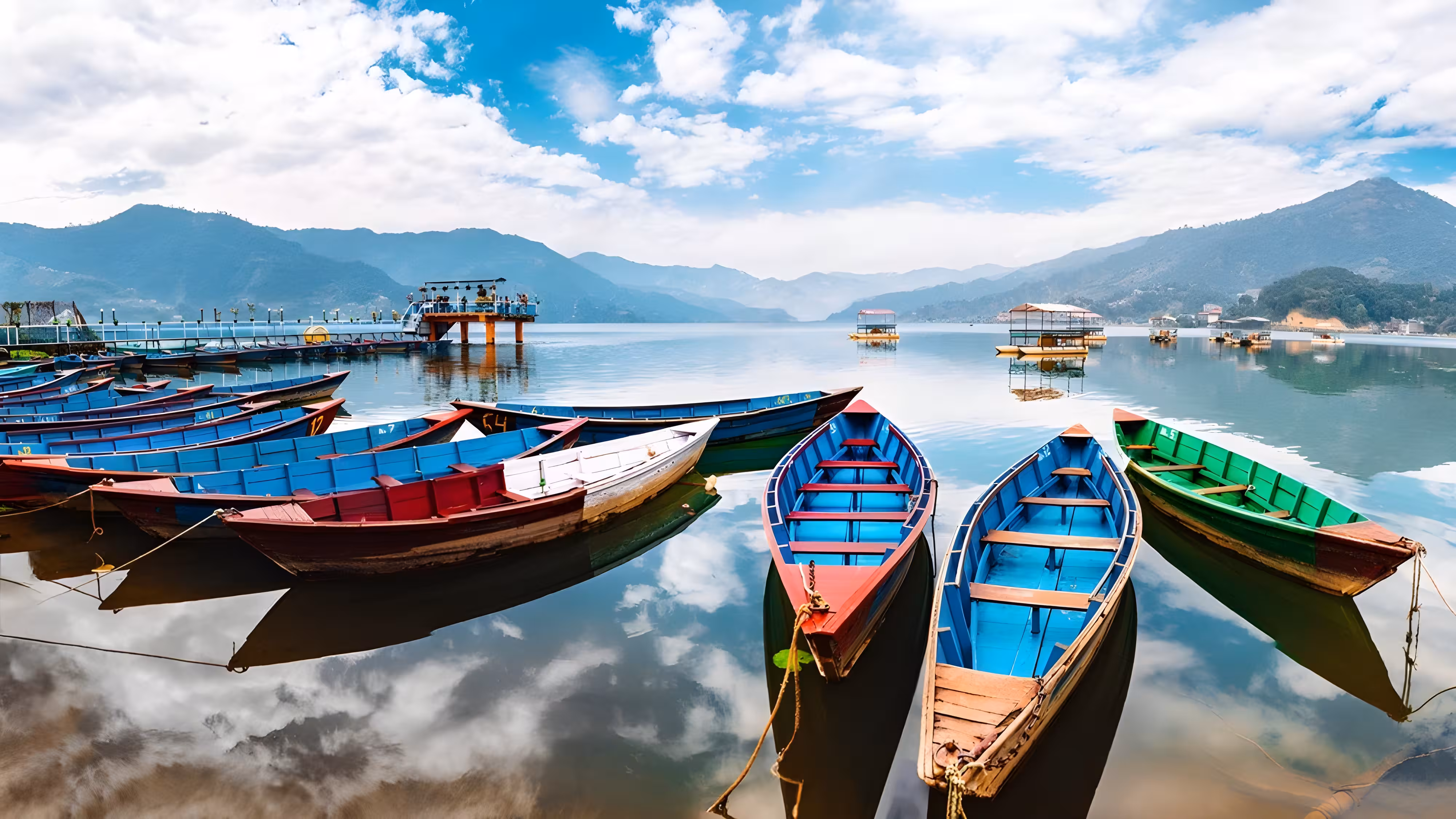Amanecer en Pokhara Nepal con vista a la cordillera Annapurna durante un viaje de lujo a la India y Nepal